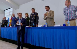 Ignacio Suárez con el premio entregado por la Policía Nacional de Asturias